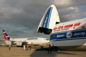 Antonov An 124-100 pojme i velké náklady.