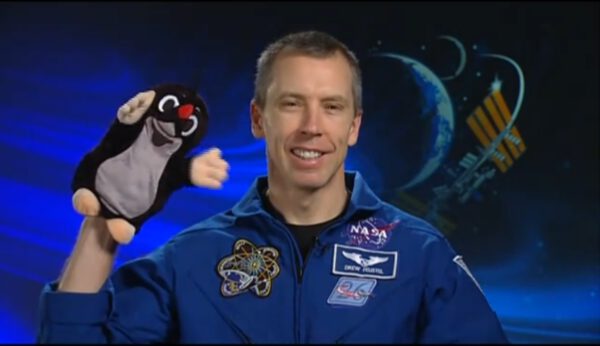 Andrew Feustel a Krteček, který letěl při misi STS-134.