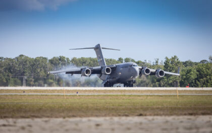 C-17 s Parker Solar Probe přistává na Floridě.