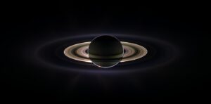 Saturn, který sonda Cassini vyfotila, když přecházel z jejího pohledu přes Slunce