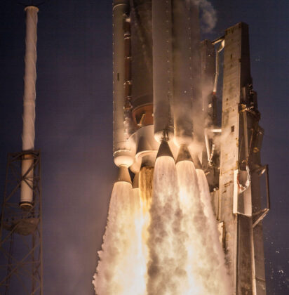 Tento Atlas V hnalo při startu k nebi pět urychlovacích bloků a motor RD-180.
