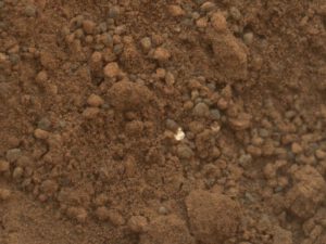 Marsovský prach a kamínky zatím můžeme obdivovat jen zprostředkovaně - zde díky fotce z kamery MAHLI na roveru Curiosity.