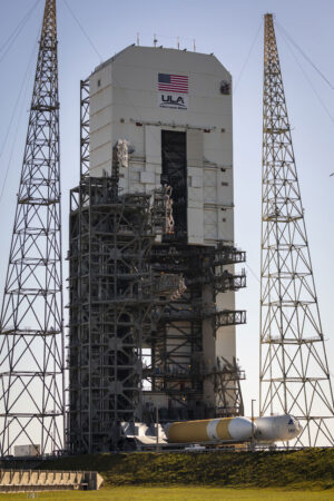 Delta IV Heavy byla 17. dubna vyvezena na startovní rampu.