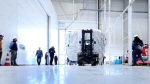 Přeprava vodíkové nádrže do do nového výrobního centra společnosti ArianeGroup.