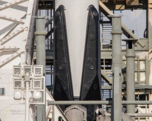 Spodní část Falconu 9 Block 5. Černé nohy mají sklápěcí mechanismus.