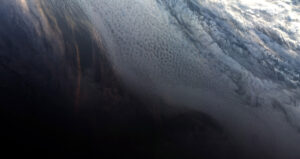 Západ slunce nad Antarktidou - první fotka z družice Sentinel 3B.