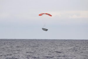Snášející se Aerodynamický kryt Falconu 9 nad moře