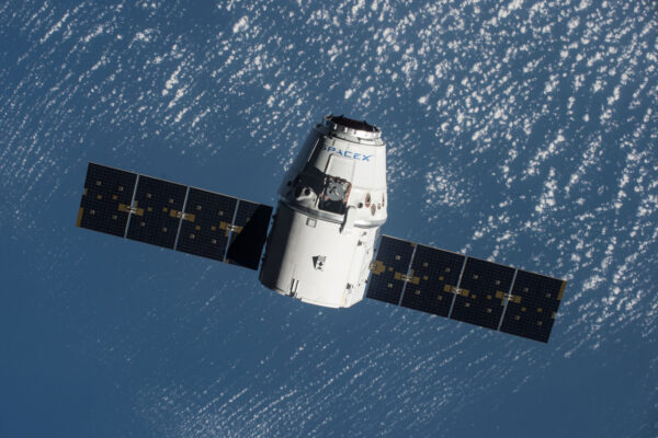 Dragon během mise SpaceX CRS-9 se přibližuje ke stanici.