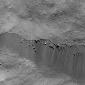 Okraj kráteru Occator vyfocený 9. června z výšky 48 kilometrů.