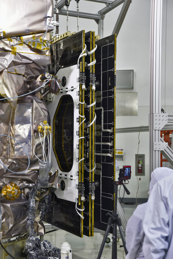 Zkouška rozkládání solárních panelů družice ICESat-2.