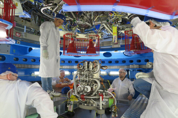 Instalace hlavního motoru AJ10-190, květen 2018. Přeprava na KSC je plánována na přelom srpna a září 2018.