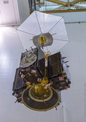 Zvedání adaptéru se čtyřmi družicemi Galileo.