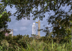 Přesun rakety Ariane 5 (bez horní části), která vynese družice Galileo.