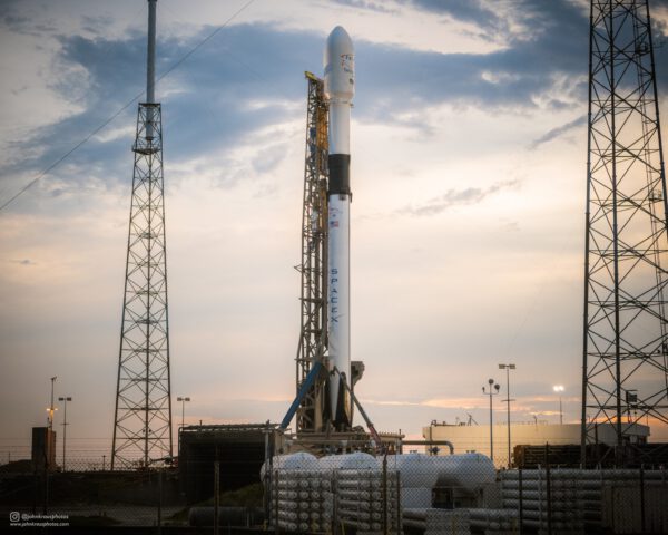 Falcon 9 Block 5 před startem s družicí Telstar 19