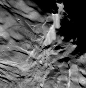 Verona Rupes, útes o výšce 20 km na Uranově měsíci Miranda. Zdroj: NASA/JPL-Caltech