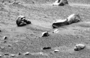 lebka-na Marsu při pohledu z roveru Spirit