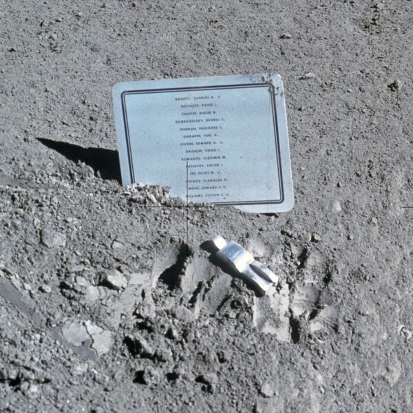Soška Padlého astronauta na Měsíci