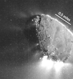Uvolněné částice z jádra komety 103P připomínají husté sněžení. Foto: NASA/JPL-Caltech/UMD