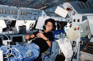 První americká astronautka na palubě raketoplánu Challenger při misi STS-7 v roce 1983.