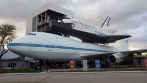 Boeing 747SCA s Independence v Houstonu; všimněte si uchycení přední části raketoplánu