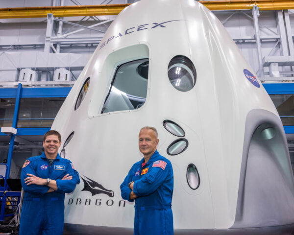 Posádka mise SpaceX DM-2 - vlevo Robert Behnken, vpravo Douglas Hurley.