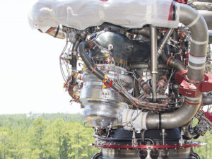 Ve spodní části zhruba uprostřed fotografie vidíte stříbřitou tepelnou izolaci vysokotlakého palivového turbočerpadla. V rámci série Retrofit 1b bude tato metoda používaná na motorech RS-68 poprvé vyzkoušena na motoru RS-25.