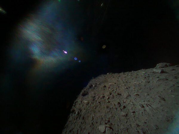 Záběr z MINERVy během skoku na povrch asteroidu