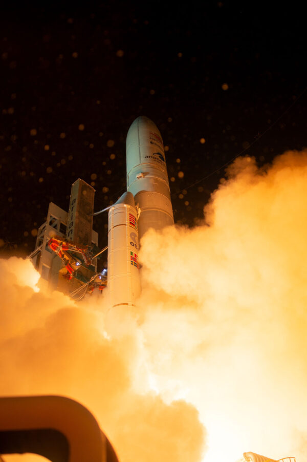 Raketa Ariane 5 zahalená kouřem míří k obloze.