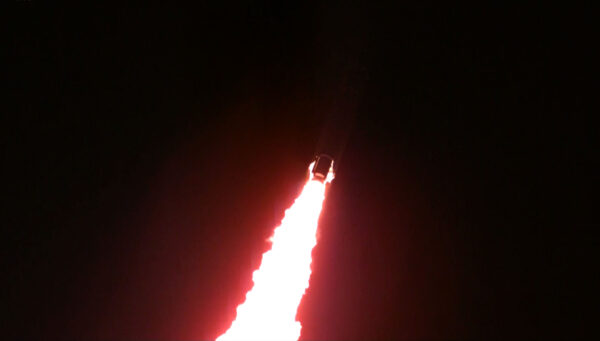 Hlubokou jihoamerickou nocí svištěla k obloze Ariane 5.
