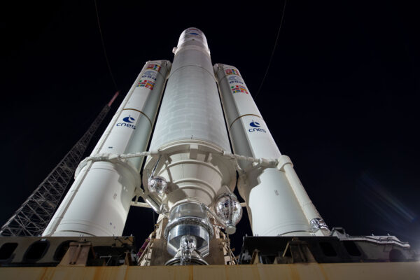Ariane 5 na startovní rampě před startem s misí BepiColombo.