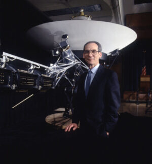 Edward Stone u modelu sondy Voyager.