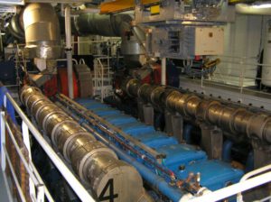 Ve strojovně lodi najdeme 4 výkonné lodní motory umístěné v páru za sebou.