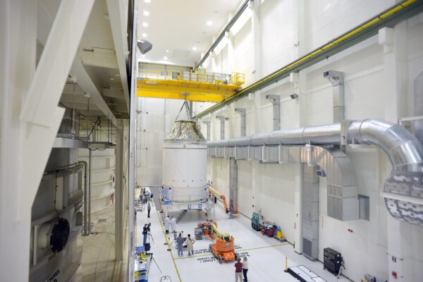Letová sestava Orionu pro EFT-1 v roce 2014 v budově O&C. Servisní modul byl pro tuto misi nahrazen hmotnostním simulátorem.