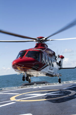 Helikoptéra provádí cvičné přistání na lodi GO Searcher.