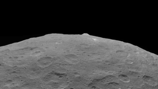 Trpasličí planeta Ceres. Na obzoru je vidět Ahuna Mons