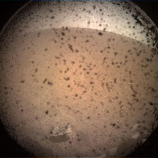 První snímek sondy InSight na povrchu Marsu byl na Zemi přenesený přes cubesaty MarCO.