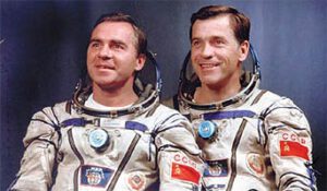 Posádka EO-5 (zleva: Viktorenko, Serebrov)