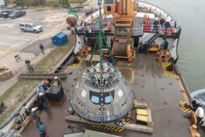 Nakládka kosmické lodi Orion na asistenční kutr v přístavu