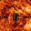 Vizualizace sondy Solar Orbiter u Slunce.
