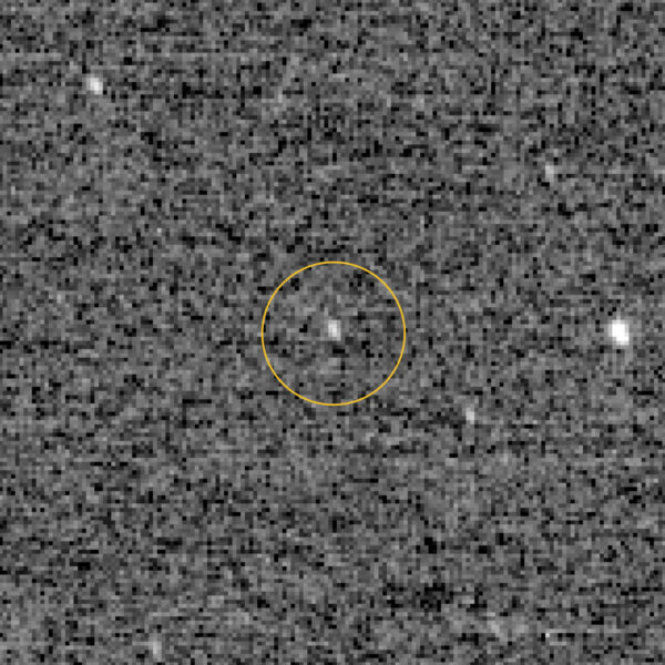 Zatím nejlepší fotografie Ultima Thule ze sondy New Horizons. kamera LORRI pořídila 24. prosince tři snímky s délkou expozice půl sekundy. Na Zemi se pak snímky spojily do této výsledné fotografie. Sonda byla šest a půl miliardy kilometrů od Slunce a deset milionů kilometrů od Ultima Thule.