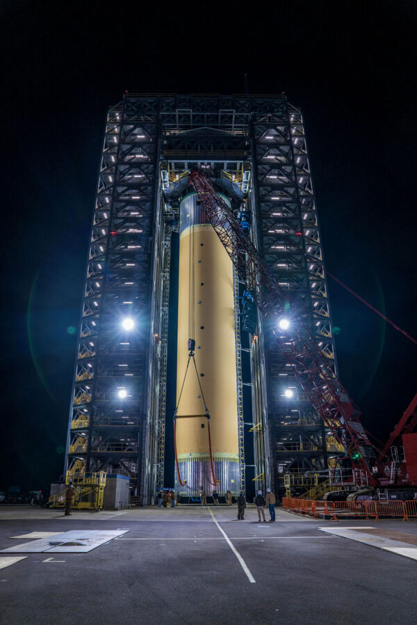 Testovací exemplář vodíkové nádrže rakety SLS určený ke strukturálním zkouškám po usazení do testovací konstrukce.