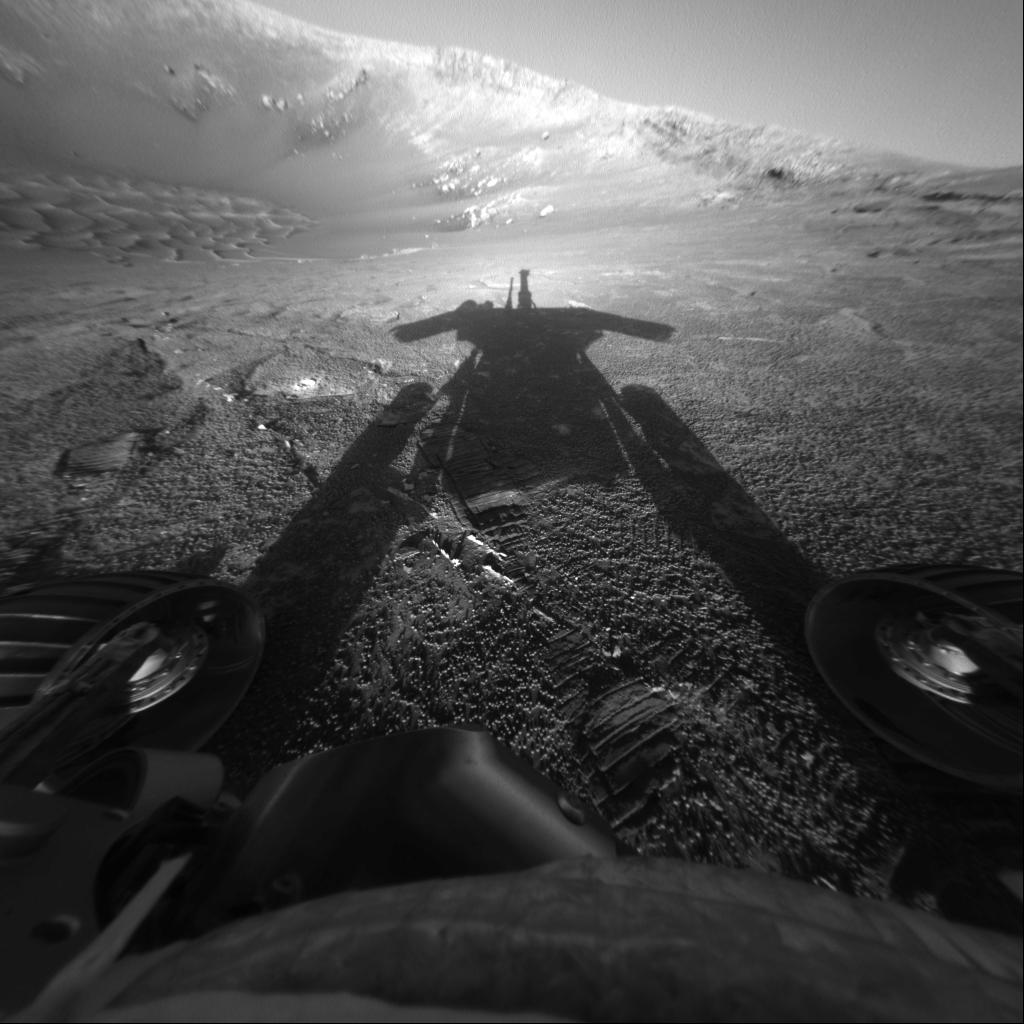 Opportunity a její stín, sol 180, 26. 7. 2004, kráter Endurance