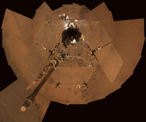 Zaprášený robot Opportunity na autoportrétu ze solu 2811 až 2814. Zdroj: NASA/JPL-Caltech/Cornell/Arizona State Univ.