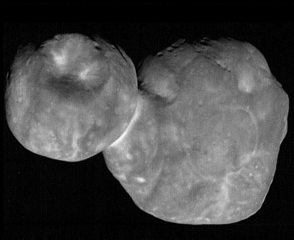 Ultima Thule v rozlišení 33 metrů na obrazový bod. Nejdetailnější snímek tohoto cíle, jaký sonda new Horizons pořídila.