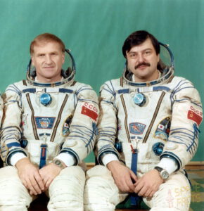 Posádka EO-8: (zleva) Afanasjev, Manarov
