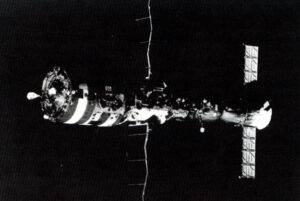 Saljut 7 s připojenou transportní lodí Sojuz T
