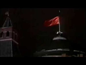 Sovětská vlajka naposledy klesá z věže Kremlu.