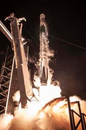 Pohled na Falcon 9 s Crew Dragonem těsně nad rampou