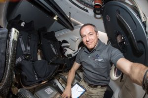 Interiér Crew Dragonu v době, kdy byl připojen k ISS