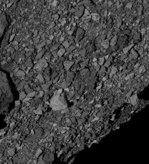 Snímek jižní polokoule Bennu ukazuje množství a velikost povrchových kamenů. Snímek vznikl 7. března kamerou PolyCam ze vzdálenosti 5 kilometrů. Velký světlý kámen kousek pod středem snímku je široký zhruba 7,5 metru.